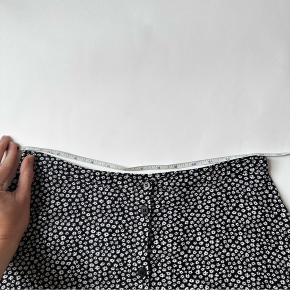 [SOLD] BLACK Daisy Floral Button Down Low Waisted Mini Skirt size 8 - Picture 6 of 11